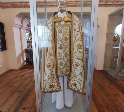 historicky-liturgicky-odev-kneze.jpg