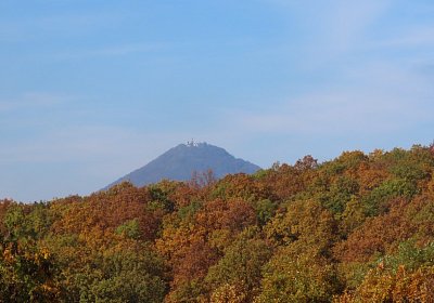img-0848-milesovka-nad-pasem-zlatych-stromu.jpg