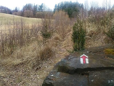 Stačí se ponořit ve vzpomínkách do r. 1424 - tudy táhli husité (značky neměli)