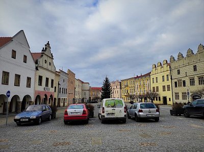 Trojúhelníkové Mírové náměstí (zvané Dolní) po příchodu z Nádražní ulice