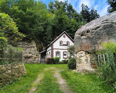 V této skále je vytesaná kaple