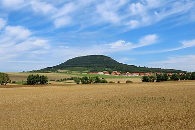 img-7008-krajinou-pod-ripem-vrazkov.jpg