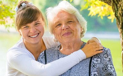 Starší lidé se často stydí požádat o pomoc a mladým mnohdy nedochází, že ji opravdu potřebují
