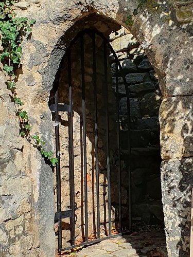 katova-dvirka-dnes-vedou-do-restaurace-2-.jpg