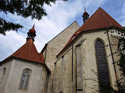 kostel-sv.-petra-a-pavla-z-boku.jpg