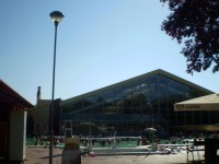 Pohled na vstupní halu a bazén z areálu lázní