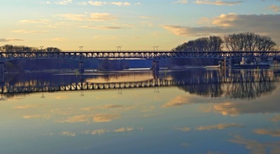 Spojuje levý břeh s pravým