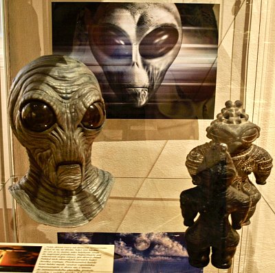 obeti-unosu-ufo-hovori-o-desivych-tvorech-s-obrovskymi-cernymi-bulvami-vlevo-vpravo-japonska-figurka-dogu.jpg