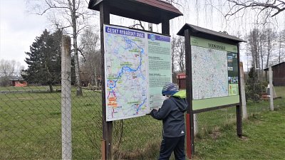 U kempu nastupujeme na trasu po žluté i červené