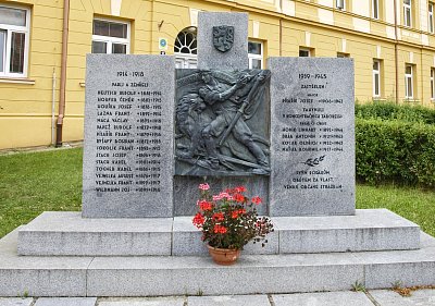 pamatnik-padlym-pred-skolou.jpg