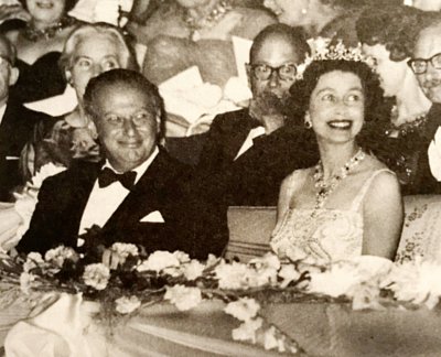 při slavnostním otevření wellingtonské opery po boku Alžběty II.jpg