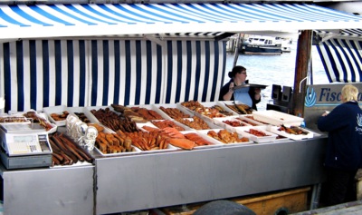 prodavačka ryb, přístav