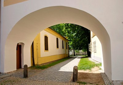 pruchod-z-namesti-do-zameckeho-parku.jpg