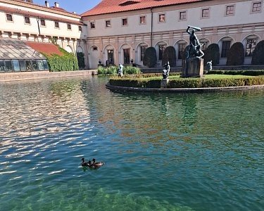 rybníček - uprostřed ostrůvek se sochou Herkula