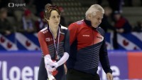 Martina Sáblíková oslavuje vítězství s trenérem Petrem Novákem