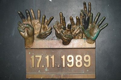 Senioři o vývoji po roce 1989: Životní úroveň je vyšší, ale mezilidské vztahy ve společnosti se zhoršily
