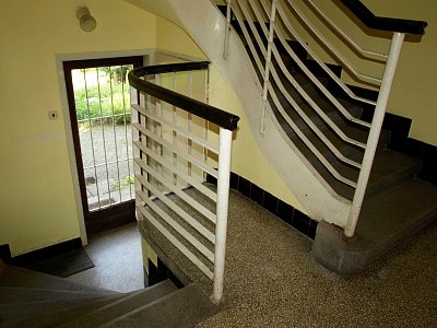 schodiste-dolu.jpg