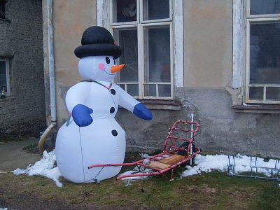 Zatím potkáváme hlavně umělé sněhuláky