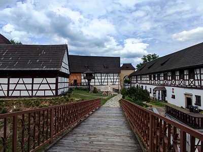 seeberg-hospodarske-budovy-z-mostku.jpg