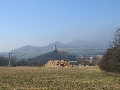 skalka-plesivec-oltarik-v-mlze.jpg