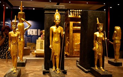 socha-krale-s-hornoegyptskou-a-dve-sochy-s-dolnoegyptskou-korunou.jpg