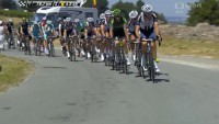 Peloton závodníků se řadí do zákrytu, aby první rozrážel vzduch