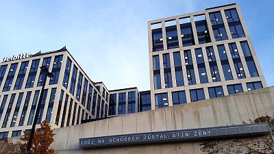 Neobvyklé nové umělecké dílo u hlavního nádraží v Praze