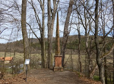 valec-obelisk-na-konci-aleje.jpg