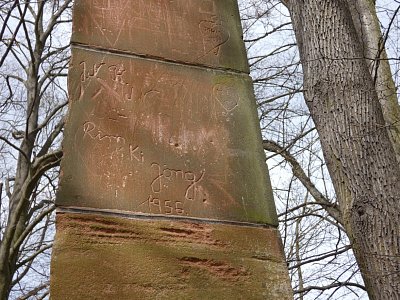 valec-obelisk-s-napisy.jpg