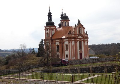 valec-zamecky-kostel-nejsvetejsi-trojice.jpg