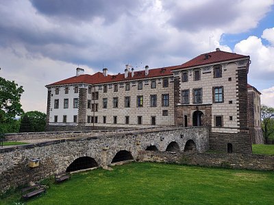 zamek-nelahozeves.jpg