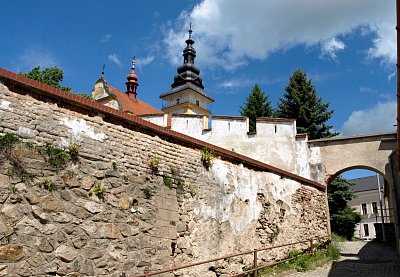zbytky-hradebniho-opevneni-pod-farou-a-mestska-brana.jpg
