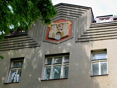 znak-mesta-na-budove-sporitelny.jpg