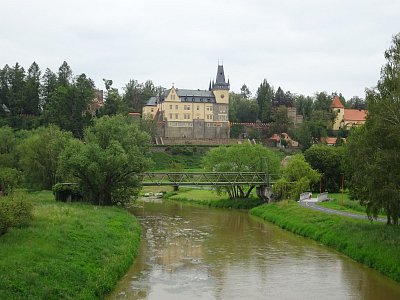 zruc-nad-sazavou-zamek-s-rekou.jpg